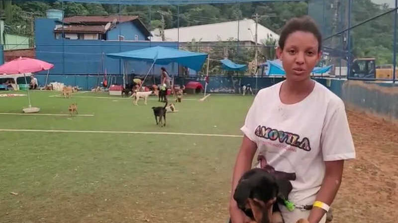 Moradora da Vila Sahy, Claudia Stela ajuda a cuidar dos cachorros resgatados — Foto: Thaís Matos/g1
