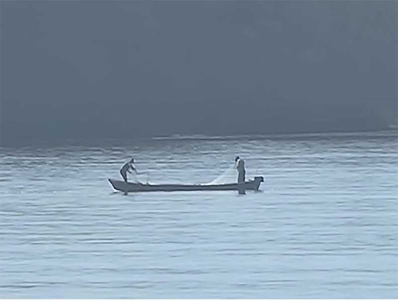 Pescadores são flagrados na manhã desta terça-feira (14) utilizando rede de espera em área de preservação ambiental — Foto: Reprodução/Redes sociais 