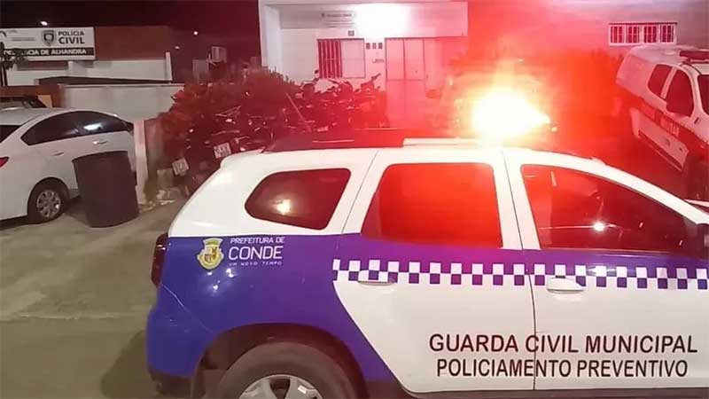 Suspeito de agredir cachorro foi levado pela Guarda Civil do Conde para a delegacia de Polícia Civil de Alhandra — Foto: Reprodução/TV Cabo Branco
