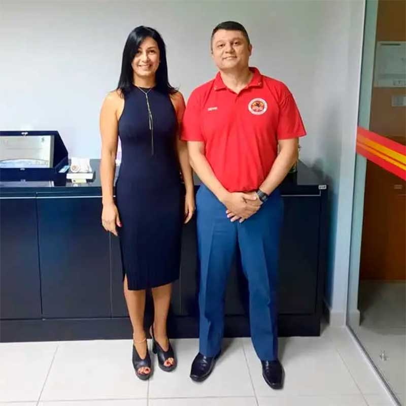 Karine Gomes, vice-presidente do COMPA e o Ten.Cel. Zevir Anibal Cipriano Junior, comandante do 13° Batalhão de Bombeiros Militar (13° BBM)