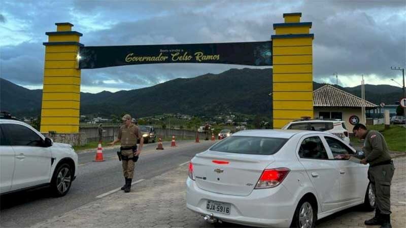 Polícia Militar promove blitz educativa contra a farra do boi em Governador Celso Ramos, SC