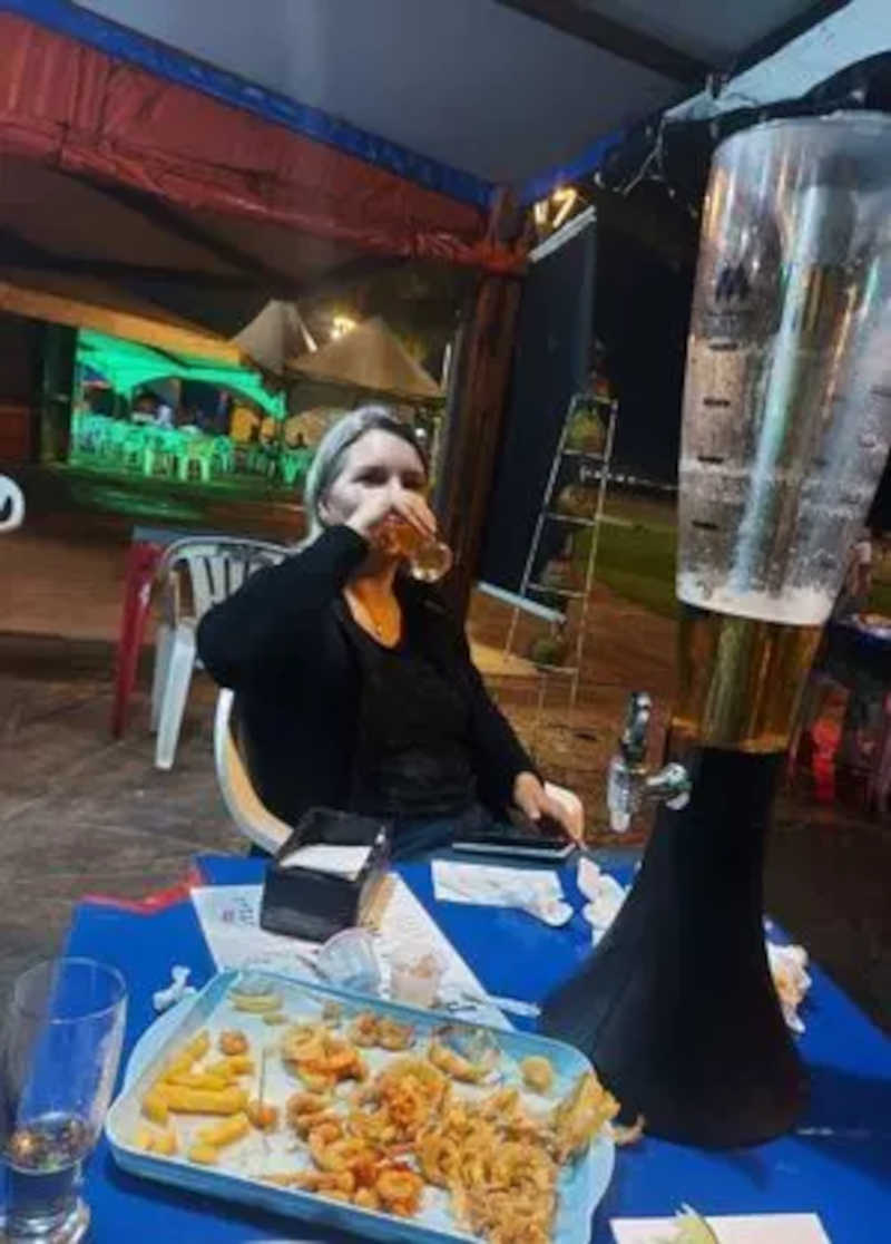 Imagens do celular de Elize mostram ela em uma bar consumindo bebidas alcoólicas  – Foto: Redes sociais/R7/Reprodução/ND
