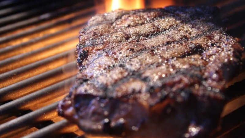 O ‘paradoxo da carne’, que faz muita gente ignorar como animais são criados na hora de comer