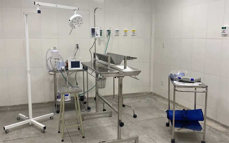 Sala principal de cirurgia do hospital público veterinário de Goiânia, em Goiás — Foto: Júlia Alves/g1