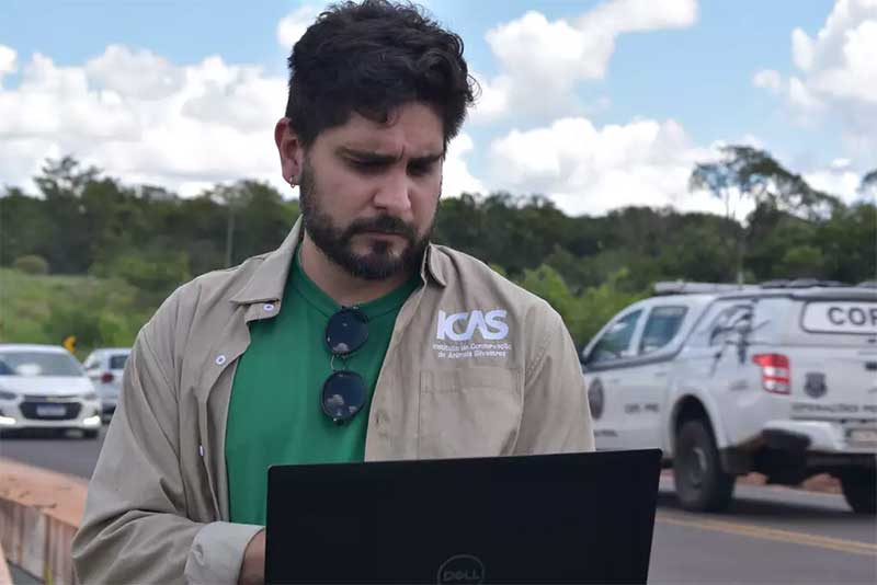 Mestre em recursos florestais e primeiro autor do artigo, Yuri Ribeiro, analisando dados na beira da estrada. (Foto: ICAS) 