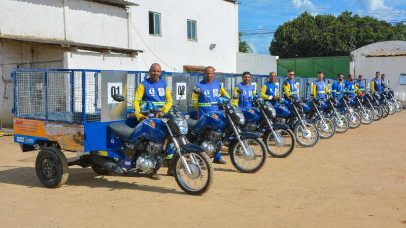 Prefeitura acaba com coleta de lixo por carroças puxadas por animal na cidade e implanta serviço com motocicletas, em de Vitória da Conquista, BA