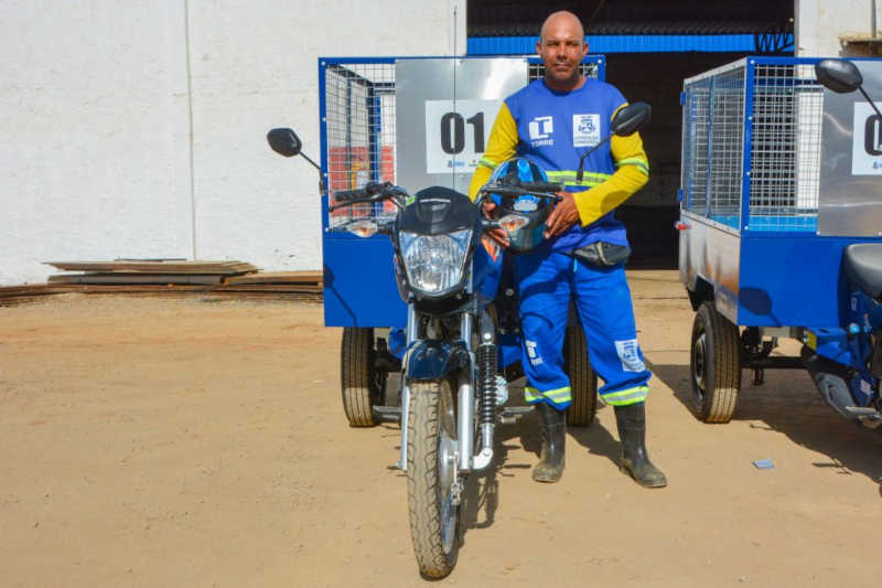 Prefeitura acaba com coleta de lixo por carroças puxadas por animal na cidade e implanta serviço com motocicletas