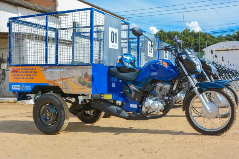 Prefeitura acaba com coleta de lixo por carroças puxadas por animal na cidade e implanta serviço com motocicletas