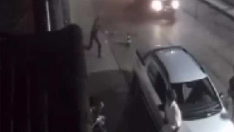 Moradora de rua arremessa cachorro embaixo de carro em Patos de Minas, MG; vídeo
