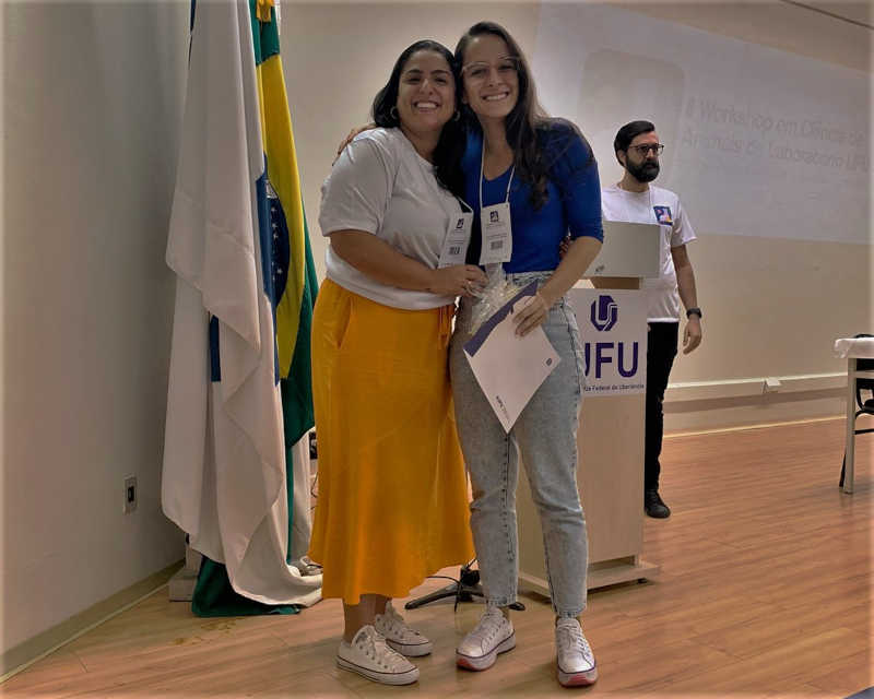 Ana Claudia Gontijo Couto (à esquerda), ganhadora da Menção Honrosa. Ao todo, 19 alunos se apresentaram. (Foto: Arquivo Rebir)