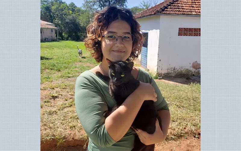 Jovem aprendiz Bruna Oliveira e o gato Vagner — Foto: Arquivo Pessoal / Bruna Oliveira