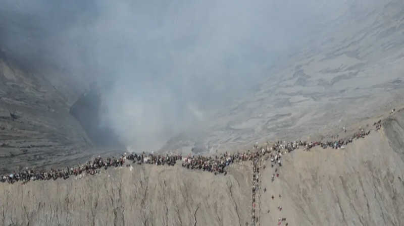 Ritual de sacrifício: fiéis hindus lançam animais em cratera de vulcão fumegante