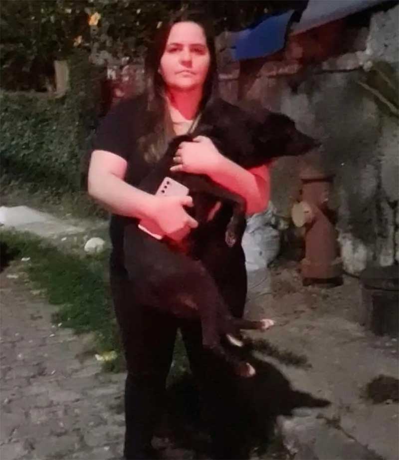 Animais são resgatados após mulher ser filmada agredindo cachorros a pauladas na zona norte do Rio