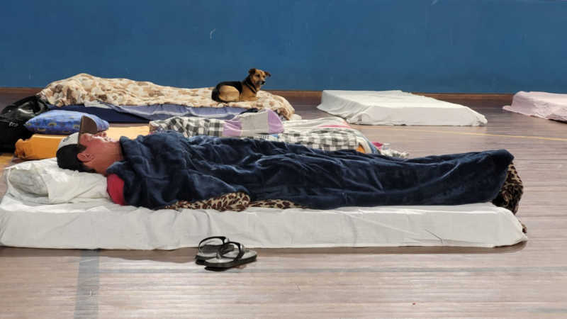 Penha (SC) abre abrigo para moradores de rua e seus animais durante período de chuvas e frio