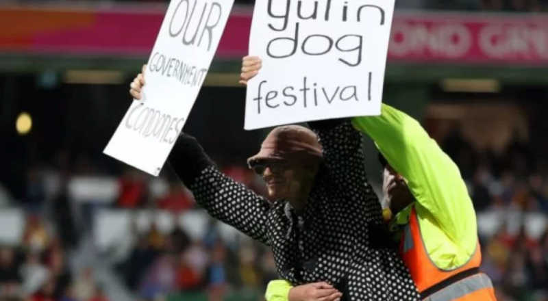 Jogo da Copa é marcado por protesto contra festival chinês em que se come carne de cachorro