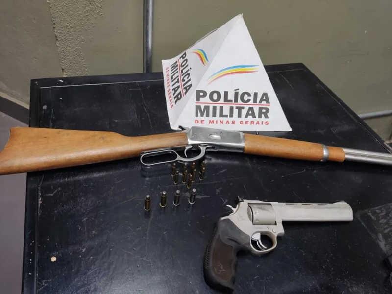 Armas são apreendidas com caçador de javalis em Uberaba — Foto: Polícia Militar/Divulgação