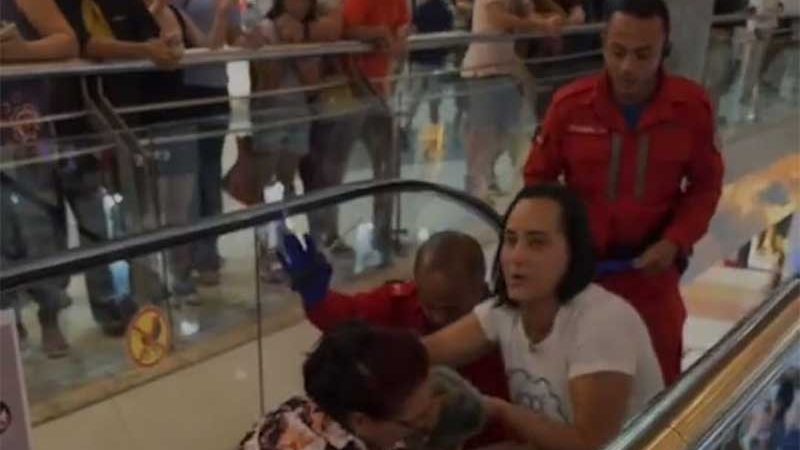 Cachorro tem pata esmagada ao ficar preso em escada rolante de shopping, em João Pessoa, PB