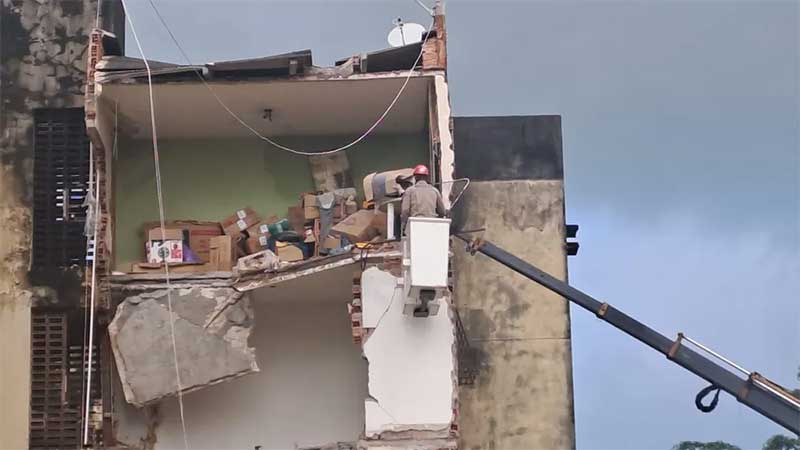 Bombeiros fazem resgate de animais que estavam presos em quarto do prédio que desabou parcialmente em Paulista — Foto: Luna Markman/TV Globo
