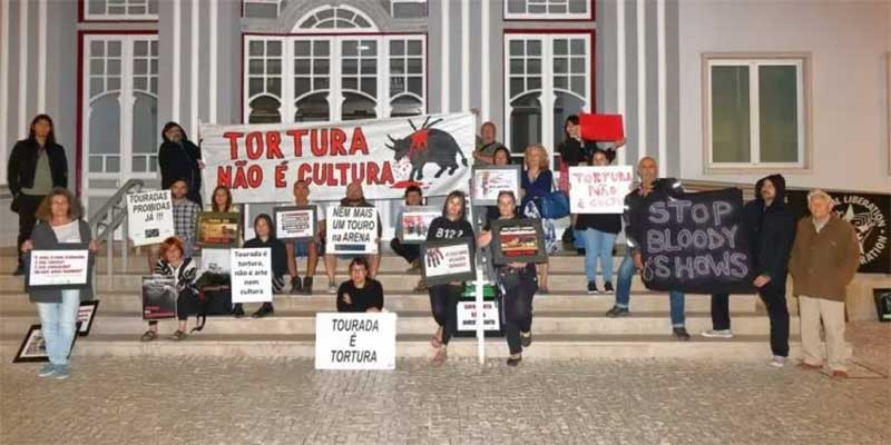 Vigília contra touradas em Torres Vedras junta três dezenas de pessoas