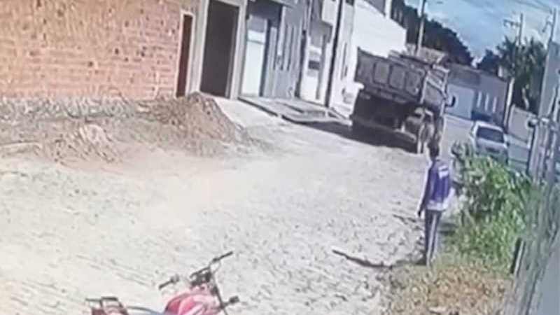 Cachorro é atropelado por caçamba e chutado antes de morrer em Ribeirópolis, SE; vídeo
