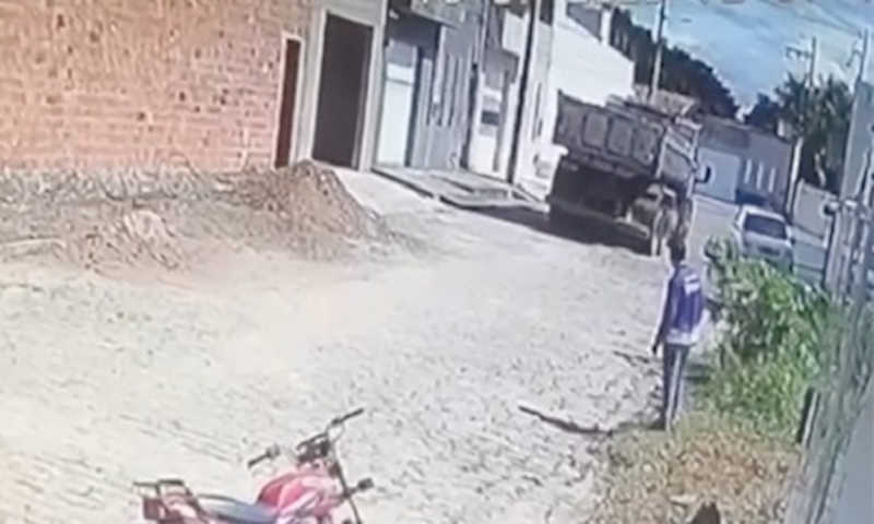Cachorro é atropelado por caçamba e chutado antes de morrer em Ribeirópolis, SE; vídeo