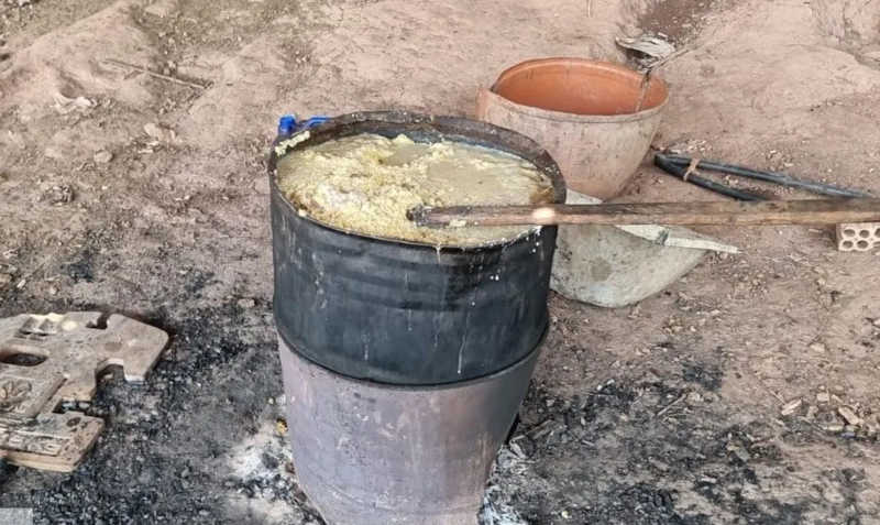 Agentes da Polícia Civil também encontraram um tacho onde estava sendo cozida a carne da onça — Foto: Divulgação / Polícia de Mato Grosso