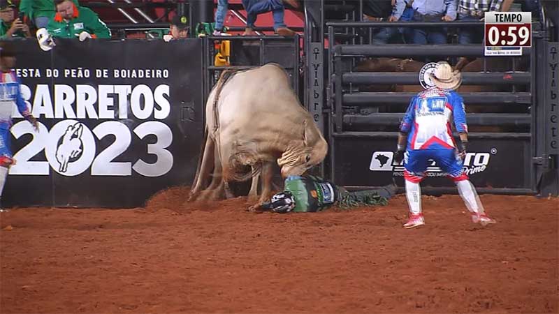 Peão desmaia e é pisoteado por touro durante prova na festa de Barretos, SP; vídeo
