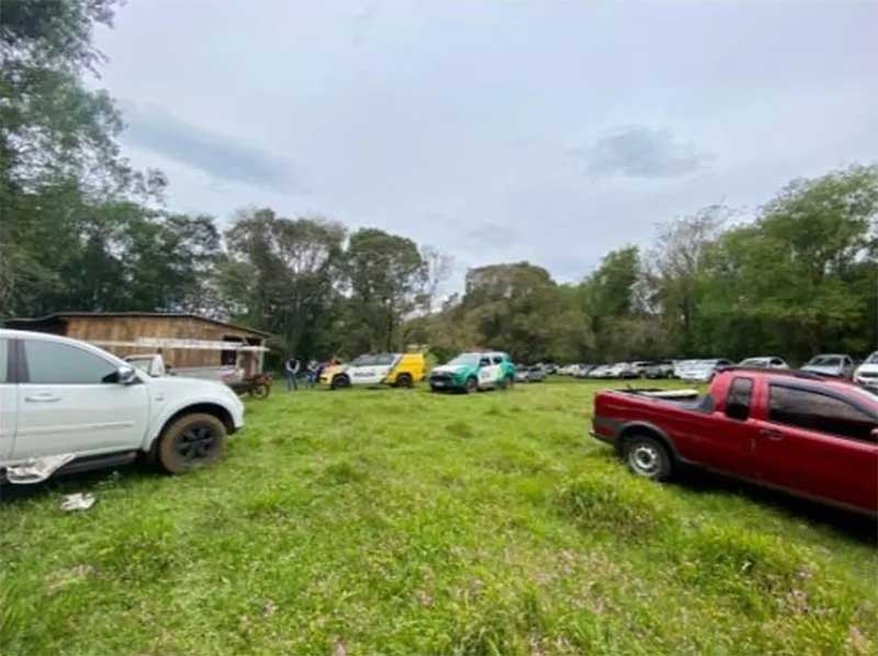 Polícia afirma que no local da rinha de galos foram encontrados vários carros e pessoas — Foto: Polícia Militar/Polícia Ambiental