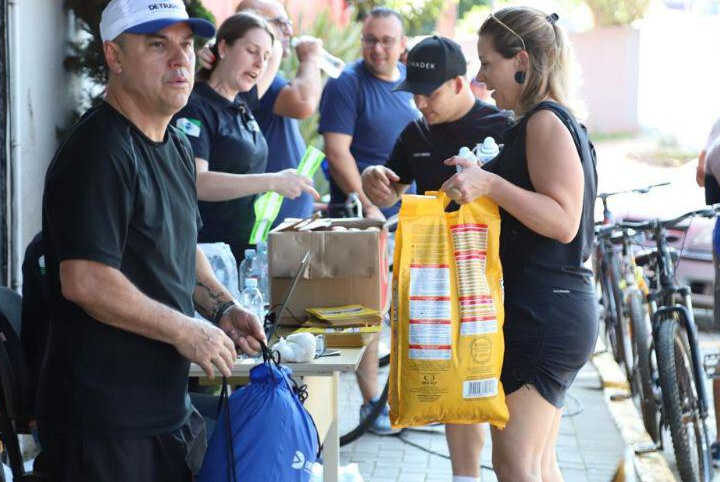 Participantes de passeio ciclístico doam 150 quilos de ração para animais em Irati, PR
