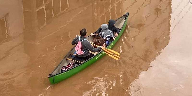 Advogado resgata moradores e animais com canoa de remo em Estrela, RS