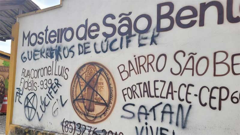 Fortaleza: Mosteiro de São Bento é pichado e restos de animais mortos são deixados no local