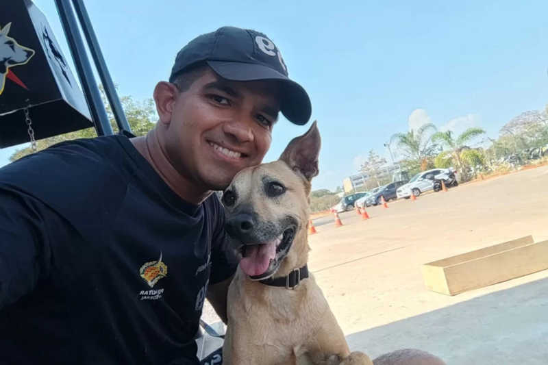 O policial militar Ari Barbosa adotou Nina, que treinou durante o curso. "Com o tempo, criamos um vínculo". Foto: Divulgação/PMDF