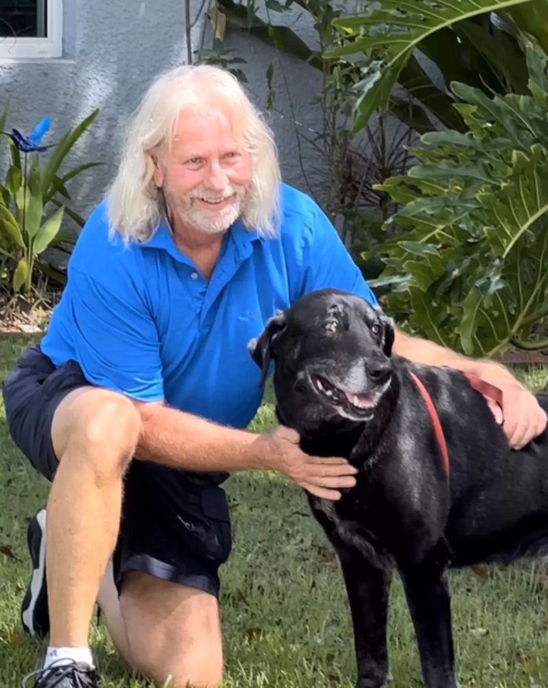 Cachorro encontra ‘metade da sua laranja’ após 10 anos em abrigo (Reprodução/Animal Rescue Center)