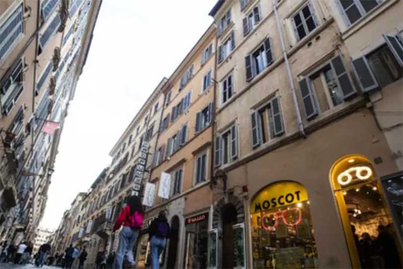 Cachorro rottweiler cai de janela e atinge grávida no centro de Roma