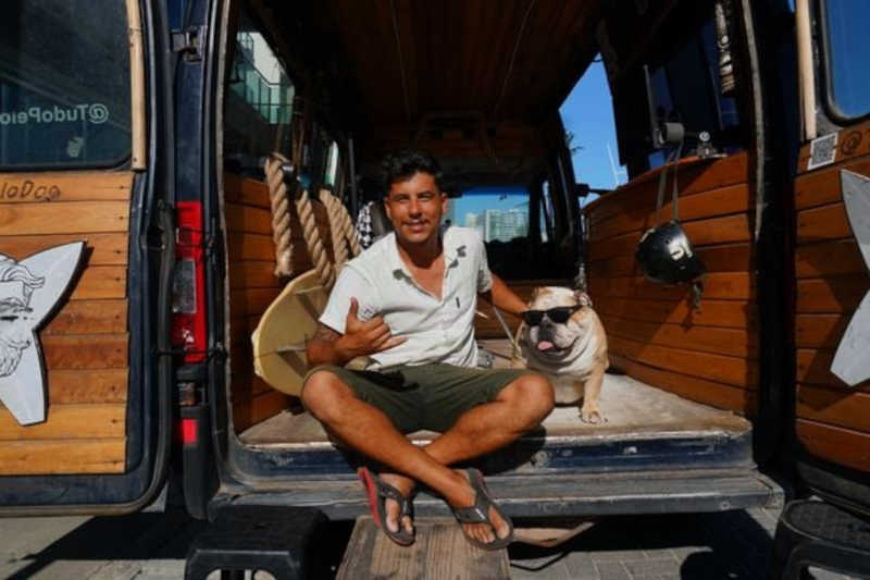 Conheça o tutor que leva cachorro com doença terminal para viajar o mundo