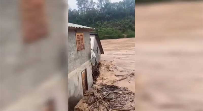 Vídeo mostra parte de casa sendo levada pela água após cheia de rio em SC — Foto: Reprodução/Redes Sociais