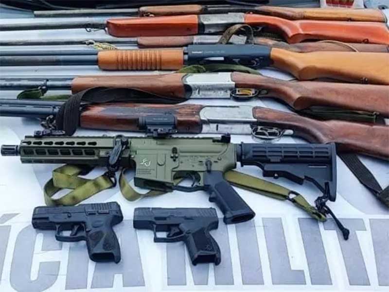 Diversas armas foram apreendidas em operação contra caça ilegal em Ilhota. – Foto: Divulgação/Polícia Militar Ambiental