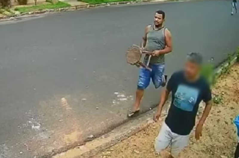 Vídeo mostra homem perseguindo pitbull antes de espancá-lo até a morte com banco de madeira