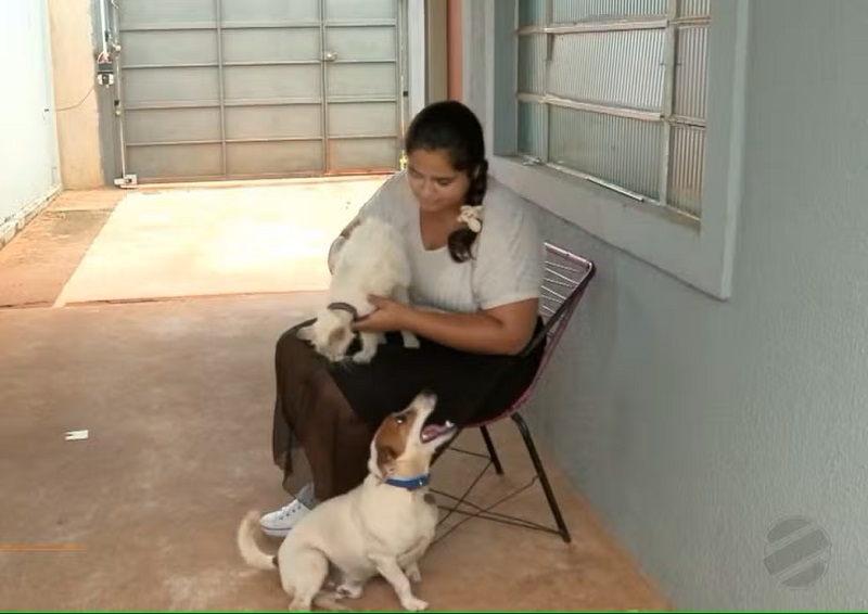 Stefanie Nantes com os pets adotados já adultos. — Foto: TV Morena