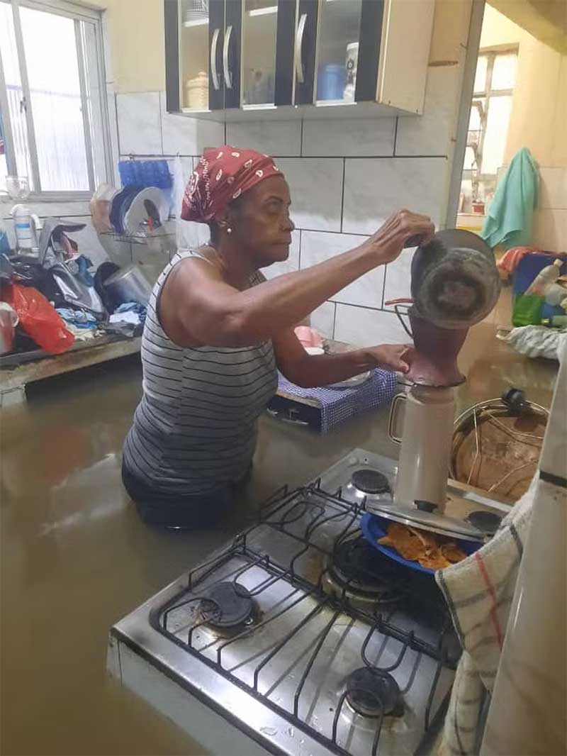Idosa faz café dentro de casa cheia pela enchente em Jardim América — Foto: Arquivo pessoal