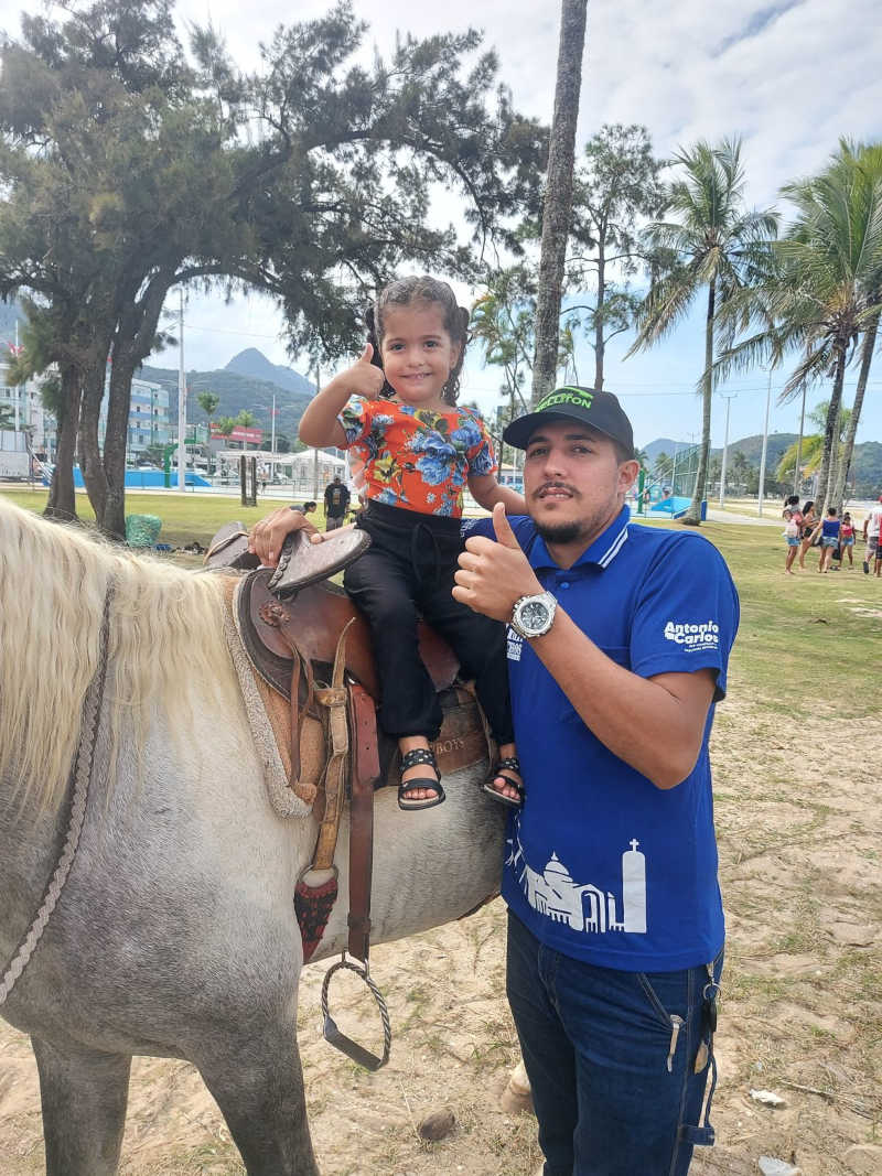 Eloise, de 3 anos, filha de Tiago e Evelyn, era a mais apegada ao cavalo da família