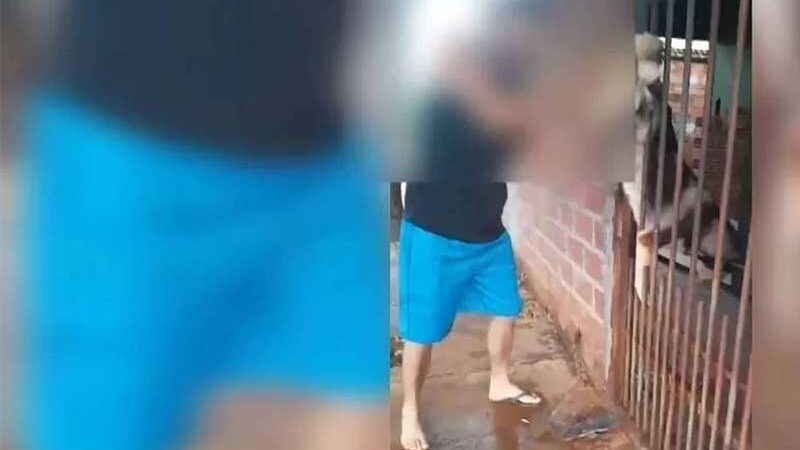 Vídeo: homem é preso após dar chineladas em cão preso a portão