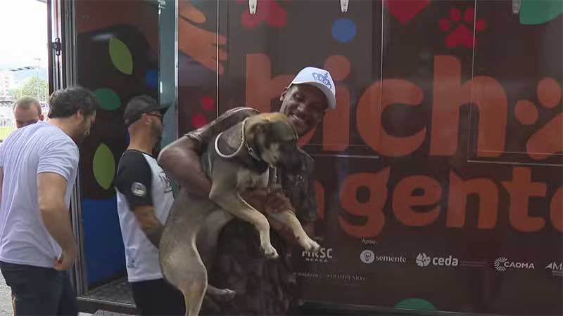 Clínica veterinária itinerante atende animais de pessoas em situação de rua em Belo Horizonte