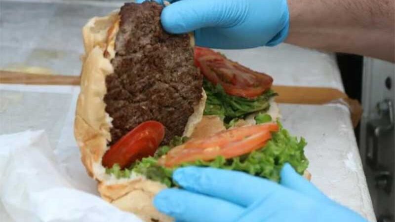 Justiça condena 6 pessoas por vender hambúrgueres com carne de cavalo