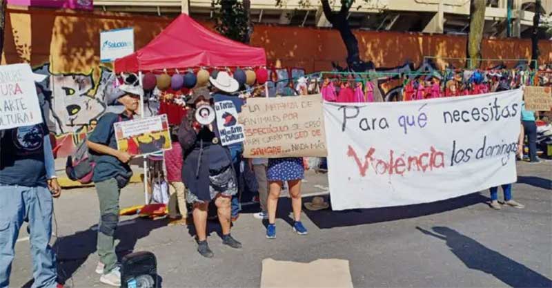 “Por que precisamos de violência aos domingos?”: manifestantes anti-touradas protestam contra o retorno das touradas na Plaza México