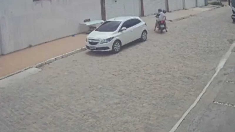 Câmera flagra mulheres abandonando filhotes de cachorro em Caruaru, PE