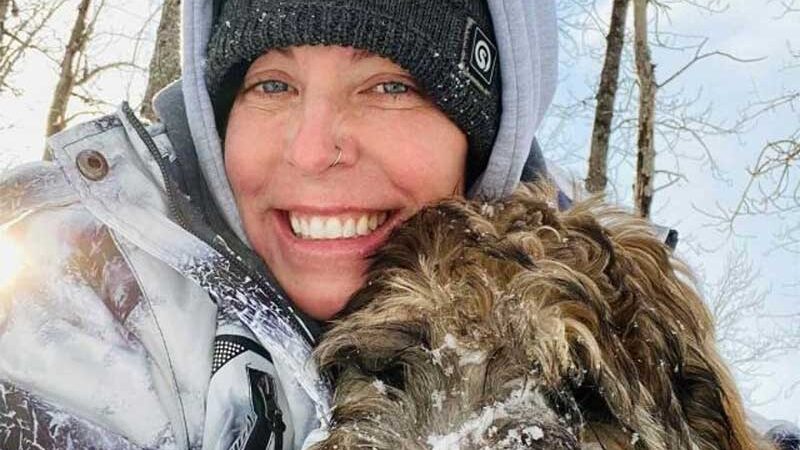 Corpo de mulher que tentava salvar seu cão em rio congelado é encontrado abraçado ao animal