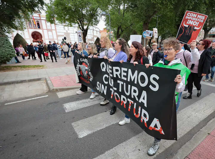 Cem ativistas anti-touradas tornam visível o abuso de animais na reabertura da praça de touros na Espanha