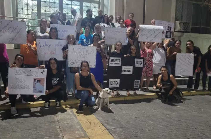 Caso Gabriel: protesto pede fim de maus-tratos após cachorro ser amarrado a carro e arrastado por 1km até a morte
