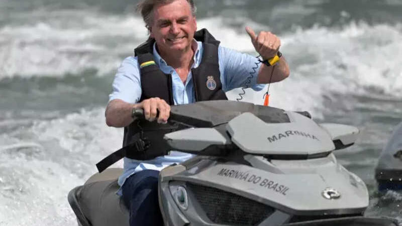 Bolsonaro é multado pelo Ibama por importunar baleia